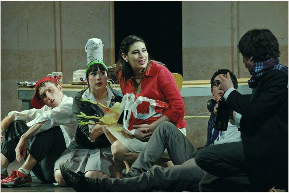 Escena de una obra de teatro en una sala de profesores